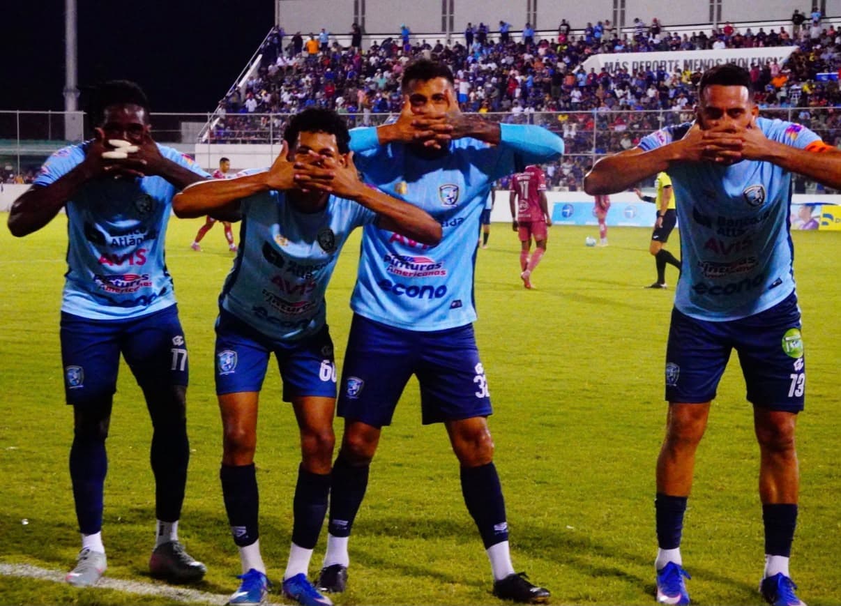 Gabriel Araujo marcando frente a Motagua