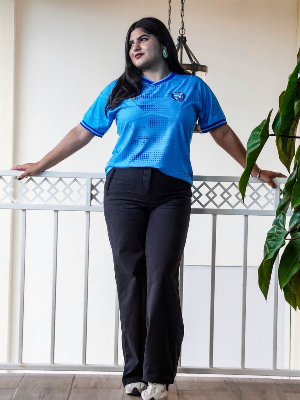 Modelo usando el Jersey Azul de Génesis FC