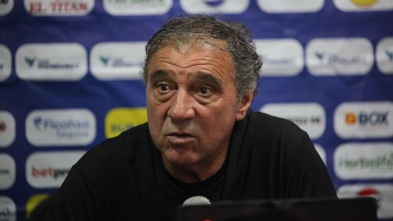 Fernando Mira con Génesis FC